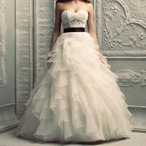NWT Paloma Blanca 4208